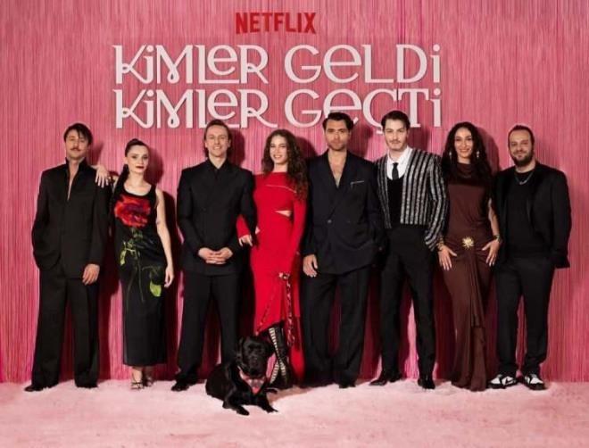 2013 y�l�nda izleyiciyi ekrana kilitleyen dizide ad�ndan s�k�a s�z ettirmeyi ba�aran Sar�kaya Netflix'te yay�nlanan Kimler Geldi Kimler Ge�ti dizisinin 2. Sezonu'nda da dikkatleri �zerine �ekti.