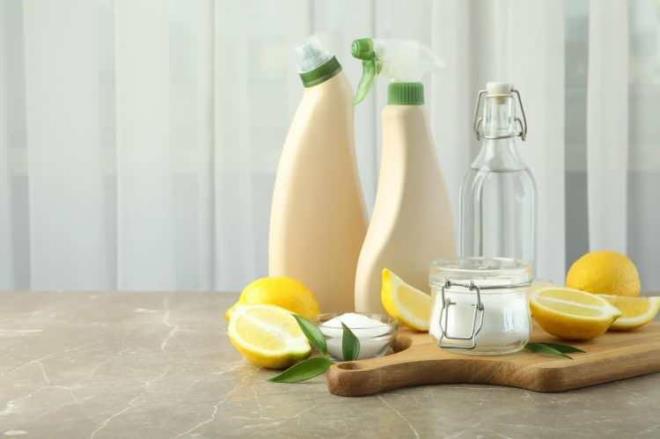 <p><strong>��TE PARKE TEM�ZL��� ���N DO�AL KARI�IM</strong></p>    <p>1 litre �l�k su</p>    <p>1 �ay barda�� beyaz sirke</p>    <p>1 yemek ka���� zeytinya��</p>    <p>Birka� damla limon suyu</p>