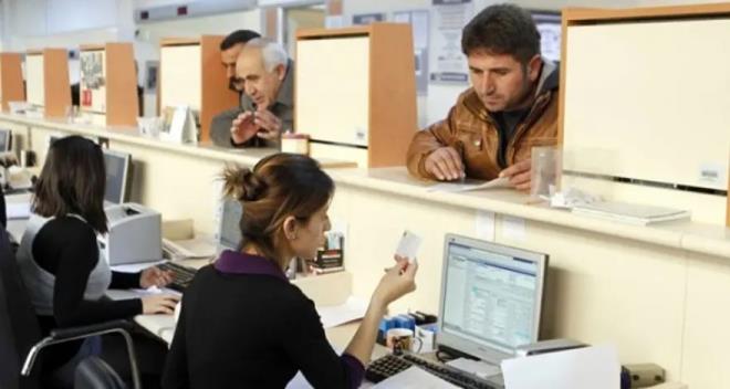 Arefe g�n� yani yar�n bankalar, kargolar ve noterlerde i�leri olan vatanda�lar, bayram �ncesinde �al��ma saatlerini merak ediyor. Her bayram �ncesi oldu�u gibi arefe g�n�nde yine bankalar, kargolar ve noterler ��le saatlerine kadar yo�unluk ya�ayacak. Peki, arefe g�n� yar�m g�n m�? Yar�n bankalar, kargolar ve noterler a��k m�, �al���yor mu?