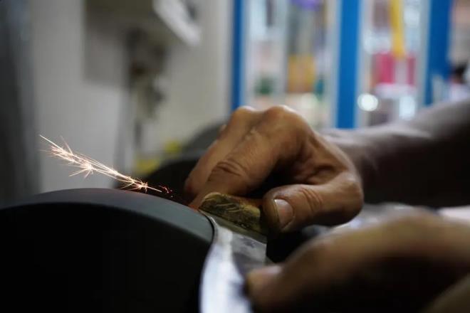 B��ak biletmenin yeni b��ak almaya k�yasla daha ekonomik ve avantajl� oldu�unu belirten Piyadeci, "Ge�en sene bileme 60 lirayd�, bu sene 75 lira oldu. Her sene ister istemez piyasa �artlar�na g�re ufak de�i�iklik oluyor. G�n�m�zde elle tutulur bir b��ak 700-800 liradan ba�l�yor" �eklinde konu�tu.