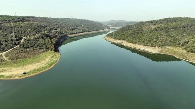 �stanbul'un barajlar�ndaki son durum bug�n itibar�yla g�ncellendi. Nisan ve May�s aylar�nda da devam eden ya���lar, barajlar�n kritik seviyelere d��mesini engelledi ve barajlarda su doluluk oranlar� yaz aylar� �ncesinde art�� g�sterdi. Peki, baraj doluluk oranlar�nda son durum ne? ��te 25 May�s tarihli �SK� g�ncel baraj doluluk oranlar�.
