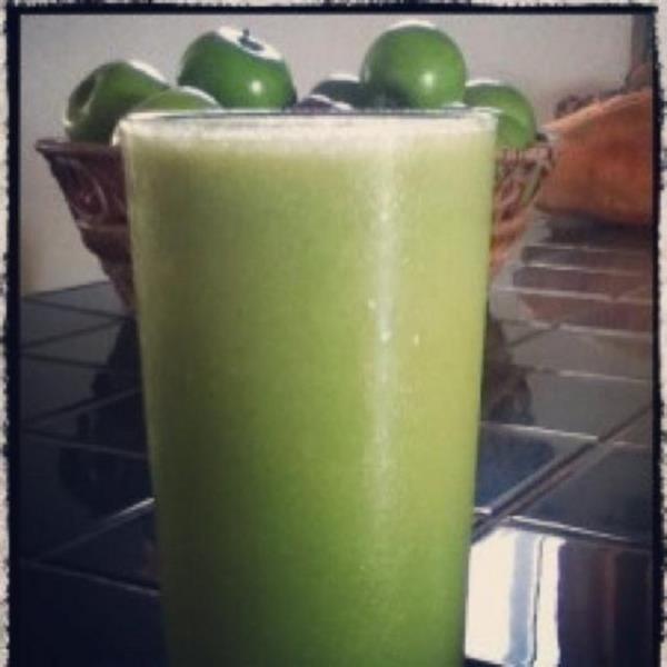 AYE TOLGA Yeil elma, kereviz sap, spanak ve taze zencefil suyu. Karacieri temizler...
