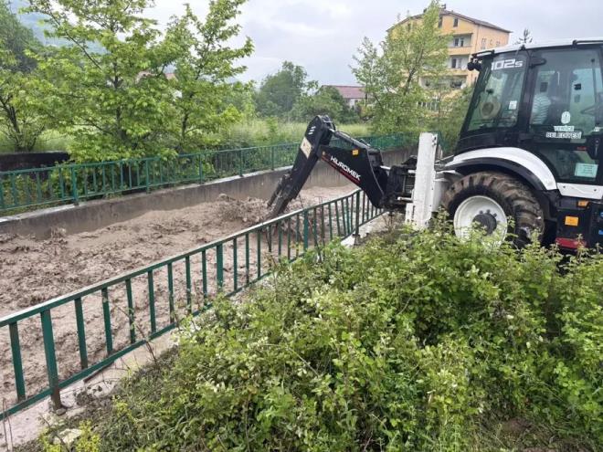 Dere suyunun baz� evlere yakla�mas� �zerine mahalle sakinleri tedbir almaya �al���rken, b�lgede endi�e hakim oldu.