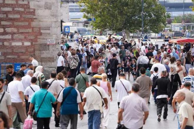<p><strong>NE E��T�MDE NE �ST�HDAMDA OLAN GEN�LER�N ORANI Y�ZDE 23,3 OLDU</strong></p>  <p>Hanehalk� ��g�c� Ara�t�rmas� sonu�lar�na g�re gen�lerde i�g�c�ne kat�lma oran�, 2024 y�l�nda y�zde 47,2 iken 2025 y�l�nda y�zde 47,6 oldu. Gen� erkeklerde i�g�c�ne kat�lma oran� 2024 y�l�nda y�zde 59,5 iken 2025 y�l�nda y�zde 60,1, gen� kad�nlarda ise bu oran 2024 y�l�nda y�zde 34,0 iken 2025 y�l�nda y�zde 34,3 oldu.</p>