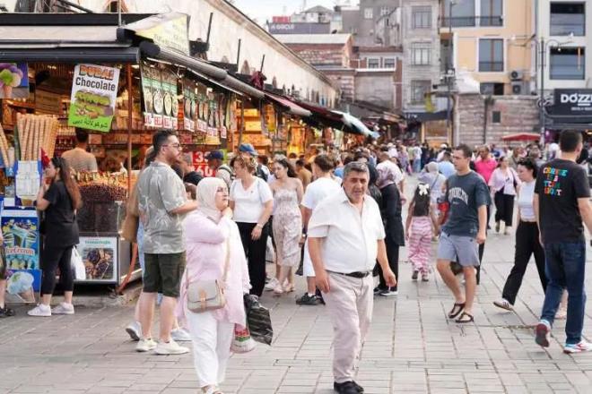 S�z konusu nedenle gen�lerin 448 bin 826's�n�n e�itim, 102 bin 660'�n�n i�e ba�lamak veya i� bulmak ve 79 bin 831'inin ise hane / aile fertlerinden birine ba��ml� g�� nedeniyle g�� etti�i g�r�ld�.