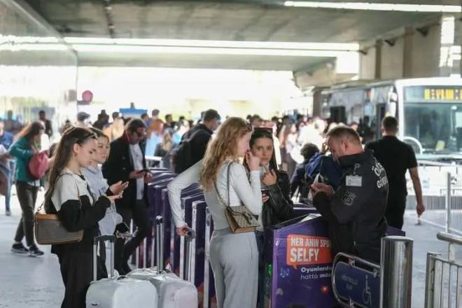<p><strong>YAPAY ZEKA G�NL�K HAYATIN VAZGE��LMEZ� OLUYOR</strong></p>  <p>Yapay Zeka �statistiklerine g�re 2025 y�l�nda internet kullanan bireylerden �retken yapay zeka kulland���n� beyan eden 16-24 ya� grubundaki gen�lerin oran� y�zde 39,4 oldu. �retken yapay zeka kullanan gen�ler cinsiyete g�re incelendi�inde, bu oran�n gen� erkeklerde y�zde 38,3, gen� kad�nlarda ise y�zde 40,5 oldu�u g�r�ld�.</p>