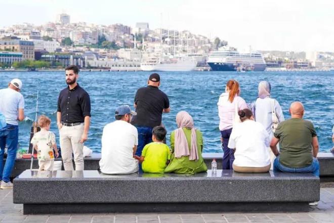 Kendini mutlu olarak hisseden 18-24 ya� grubundaki erkek n�fusun oran� y�zde 52,3 iken kendini mutsuz hissetti�ini belirtenlerin oran� ise y�zde 13,3 oldu. Kendini mutlu hissetti�ini belirten 18-24 ya� grubundaki gen� kad�n n�fusun oran� y�zde 56,7 iken kendini mutsuz hissetti�ini belirtenlerin oran� ise y�zde 10,4 oldu.