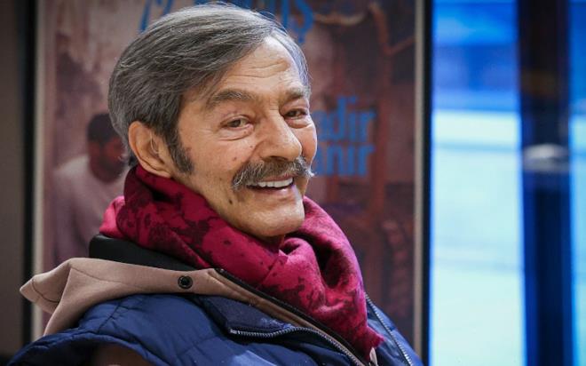 Ge�irdi�i rahats�zl�k nedeniyle hastanede ent�be edilen Ye�il�am'�n usta sanat��s� Kadir �nan�r'dan endi�e verici bir haber ula�t�. Tedavi s�recini yak�ndan takip eden doktorlar�n ger�ekle�tirdi�i detayl� tetkiklerin ard�ndan, usta oyuncunun sa�l�k durumuna dair maalesef �z�c� ve kritik bir tabloyla kar��la��ld��� bildirildi.