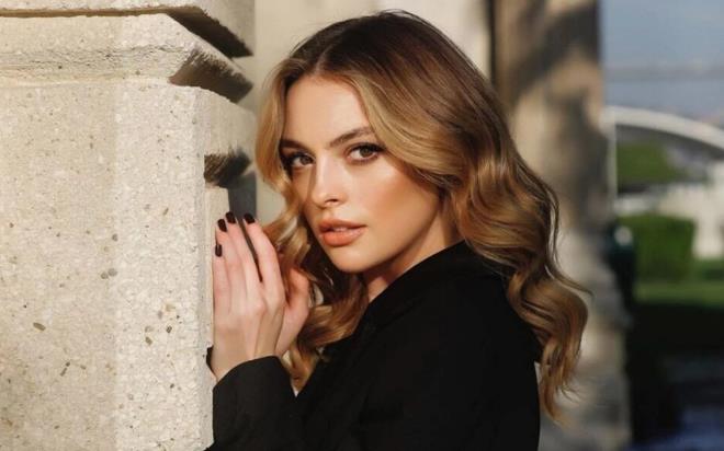 Gerek ba�ar�l� kariyeri gerekse �zel ya�ant�s�yla magazin bas�n�ndan d��meyen �nl� oyuncu Melis Sezen, radikal bir kararla sa� imaj�n� yeniledi. G�r�n�m�nde b�y�k bir de�i�ime giden g�zel oyuncunun sosyal medyada payla�t��� son hali, takip�ileri ve hayranlar� taraf�ndan k�sa s�rede b�y�k bir be�eni ve yorum ya�muruna tutuldu.