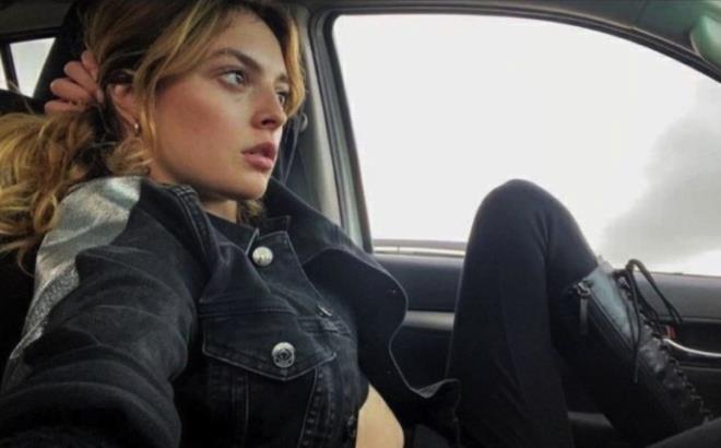 Ayna kar��s�nda pozlar veren&nbsp;Melis Sezen, yeni&nbsp;imaj�yla b�y�k be�eni toplad�.