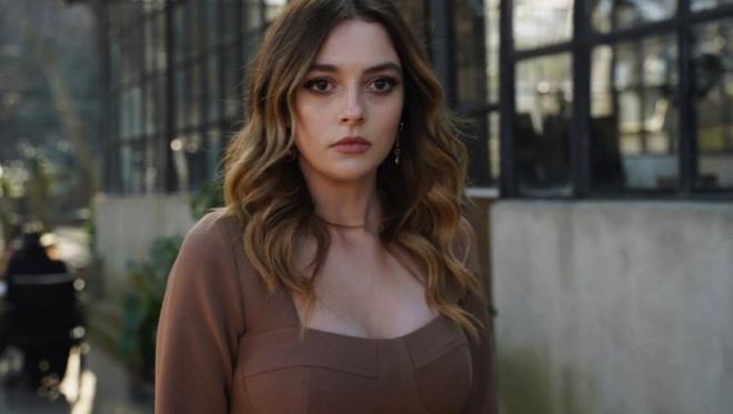 Rol ald��� yap�mlardaki ba�ar�l�&nbsp;oyunculu�uyla s�k s�k ad�ndan s�z ettiren&nbsp;Melis Sezen, g�zelli�iyle de dikkatleri �zerine �ekmeye devam ediyor. Oyunculu�undaki ba�ar�s� ve enerjik tarz�yla g�ndemden d��meyen Sezen, bu kez radikal&nbsp;imaj de�i�ikli�iyle g�ndeme geldi.