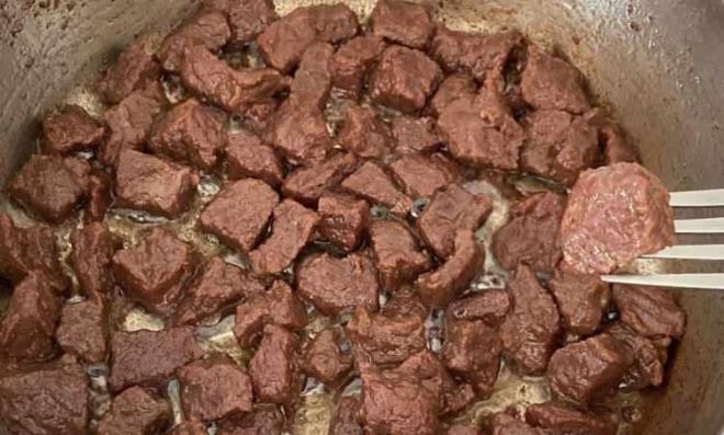 �� M�hendislik Fak�ltesi G�da M�hendisli�i B�l�m� ��retim �yesi Prof. Dr. I��l Var, mangallar�n kuruldu�u, e�, dost ve akrabalar�n bir araya geldi�i Kurban Bayram�'nda ilk g�n et t�ketilmemesi, etin dinlendirilmesi ve yenildi�inde dozuna dikkat edilmesinin yan� s�ra �zellikle �ok iyi pi�irilmesinin patojen mikroorganizmalar a��s�ndan �nemini anlatt�.