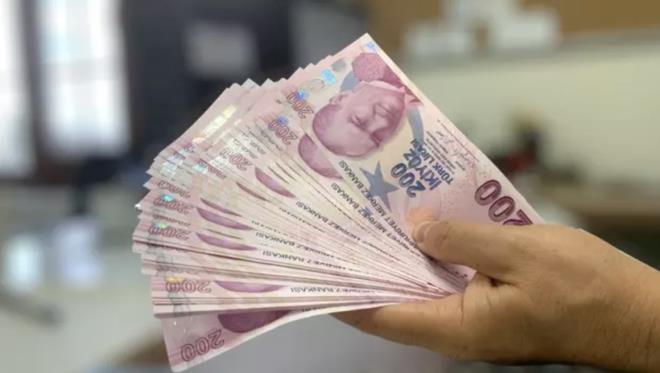S�re� sadece sokak aralar�ndaki esnafla da s�n�rl� kalmayacak; havalimanlar�, hastaneler ve al��veri� merkezleri (AVM) gibi insan trafi�inin yo�un oldu�u alanlar da sisteme dahil edilerek b�y�k iade merkezlerine d�n��t�r�lecek. �lgili i�letmelerin, 'dbys.gov.tr' adresi �zerinden Depozito Bilgi Y�netim Sistemi'ne (DBYS) kay�t i�lemlerini tamamlamas� ve sistem operat�rlerini se�mesi yasal bir zorunluluk haline getirildi.