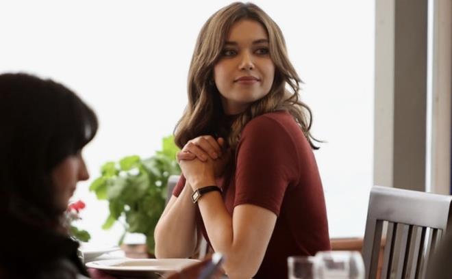 Afra Sara�o�lu, "Birazc�k dinlenece�im a��k�as�. �ok g�zel ve �ok keyifli bir set ge�irdim. OGM ile yine �ok g�zel bir i�e imza att�k. Karakterimin hikayesi bitti. Bu nedenle diziden ��km�� bulundum. �imdi birazc�k dinlenmek istiyorum, keyfim yerinde" dedi.