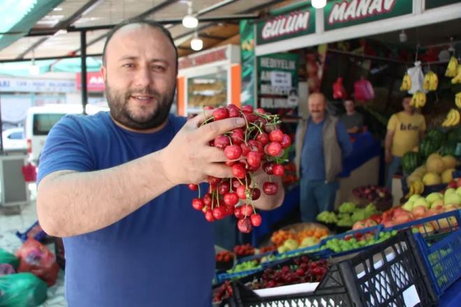 Yaz aylar�n�n sevilen meyveleri aras�nda bulunan kiraz, kentte kalitesine g�re de�i�en fiyatlarla sat��a sunuluyor.