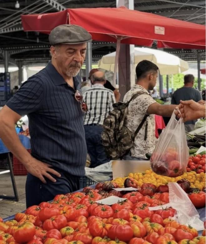 Pazar esnaf�yla da sohbet eden Erdo�an, foto�raflar�na "K�yce�iz'de pazar" notunu d��t�.