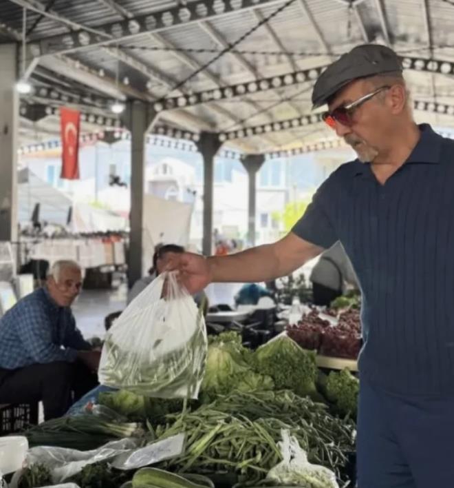 Domates, biber ve sar�msak alan&nbsp;Y�lmaz Erdo�an'�n do�al kareleri sosyal medyada yo�un ilgi g�rd�.