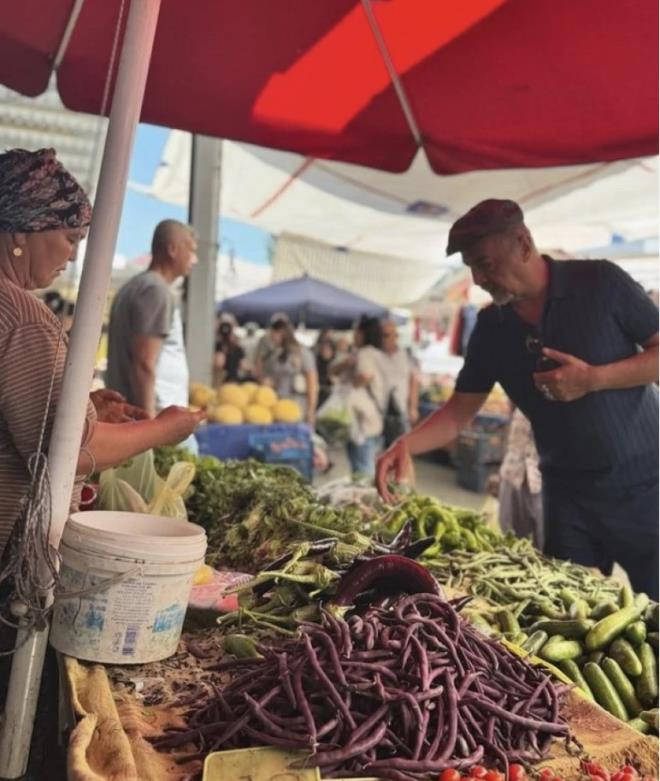 Uzun s�redir Mu�la'n�n K�yce�iz il�esindeki �iftlik evinde ya�ayan �nl� sanat��, pazar al��veri�ine ��kt��� anlar� sosyal medya hesab�ndan payla�arak takip�ilerini do�al ve samimi bir kareyle bulu�turdu.
