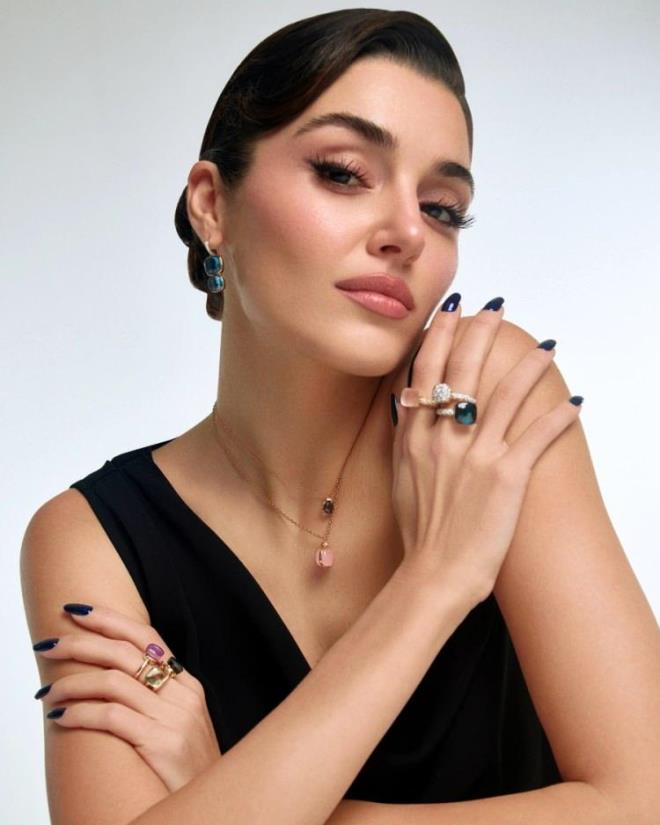 <strong>�nl� oyuncu, y�llard�r birlikte �al��t��� stilisti</strong> <strong>�nan K�rdemir'i sosyal medya �zerinden takipten ��karmas�n�n ard�ndan Er�el'in K�rdemir ile yollar�n�n ayr�ld��� iddialar�n� do�rulam��t�.&nbsp;</strong>