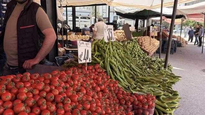 "Bir ay �nce fiyatlar�m�z y�ksek oldu�u i�in vatanda��m�z�n al�m g�c�n� biraz daha zorluyordu." ifadesini kullanan Ercan Oru�, "Sat�n alan vatanda�sa sadece 1 kilo sat�n alabiliyordu. Havalar�n �s�nmas�yla pazarlarda al�m g�c� iyi. G�n�m�z enflasyonuna g�re 20-30 TL aras� fiyatlar makul." diye konu�tu.