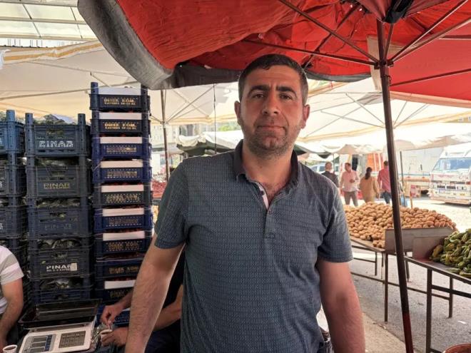 Pazarc� Emrah Oru�, ucuzlayan sebze fiyatlar�na de�inerek; "Havalar�n �s�nmas�yla fiyatlar g�n g�n d���yor. Biber 35, patl�can 25, domates 3 kilo 100, salatal�k 40 TL'ye kadar d��t�. Fiyatlar�m�z olduk�a makul. Havalar ne kadar �s�n�rsa fiyatlarda o kadar d���yor." dedi.