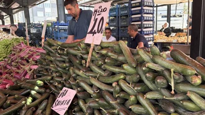 <p>Havalar�n �s�nmas� semt pazarlar�nda fiyatlar�n d��mesine neden oldu.&nbsp;</p><p>&nbsp;</p><p>Kayseri'de fiyat� en �ok d��en sebzenin domates oldu�unu s�yleyen pazarc� Ercan Oru�; "Havalar �s�nd� ve pazarlarda fiyatlar d��t�. �uanda halk pazarlar�m�zda her �ey ucuz." dedi.</p><p>&nbsp;</p><p>Oru�, "Bir ay �nce 80 TL ile 100 TL aras�nda olan sebzeler ve meyveler �uanda 30 ila 35 TL aras�nda sat�l�yor. En �ok ucuzlayan sebzemiz domates. �ki hafta �nce 70 ila 80 TL iken �uanda kilosunu 40'a, �� kilosunu 100 TL'ye sat�yoruz." ifadesini kulland�.</p><p>&nbsp;</p>