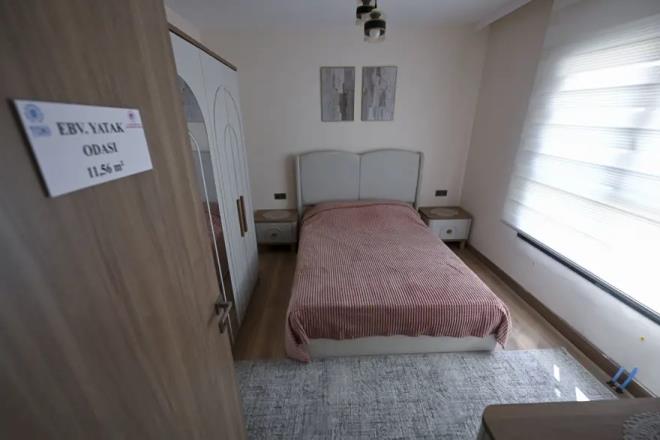 <p>Depreme dayan�kl�, t�nel kal�p sistemiyle in�a edilen �rnek konutlar, �s�, ses ve su yal�t�ml� olarak tasarland�.</p><p>&nbsp;</p><p>Salon, �ocuk odas�, yatak odas�, kiler dolab� ve du�a kabin gibi detaylar�n dikkati �ekti�i �rnek dairelerde mutfak ayr� olarak in�a edildi.</p><p>&nbsp;</p><p>Konutlar�n �evresine oturma alanlar�, �ocuk oyun parklar� ve otopark gibi sosyal donat�lar da yap�lacak.</p>