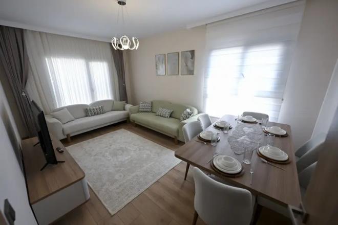 <p>Bakan Murat Kurum, TOK�'nin orta gelir grubuna y�nelik 64 ilde yakla��k 20 bin konutu sat��a ��karaca��n� <a href="https://www.ntv.com.tr/ntvpara/galeri-tokiden-konut-kampanyasi-18-bin-lira-taksitle-kurasiz-evler-satisa-cikiyor-1727157/6" target="_blank" rel="noopener noreferrer">duyurdu.<svg viewBox="0 0 12 12" fill="none" style="display:inline-block;width:0.75em;height:0.75em;vertical-align:baseline;margin:0 0.25em"><path d="M3.5 1.5H1.5a1 1 0 00-1 1v8a1 1 0 001 1h8a1 1 0 001-1V8.5M7 .5H11.5V5M4.5 7.5L11 1" stroke="currentColor" stroke-linecap="round" stroke-linejoin="round"></path></svg></a></p><p>&nbsp;</p><p>Bu kapsamda, Anadolu Ajans� (AA), Sincan'�n Yenipe�enek Mahallesi'nde 2+1 olarak in�a edilen �rnek konutlar� g�r�nt�ledi.</p>