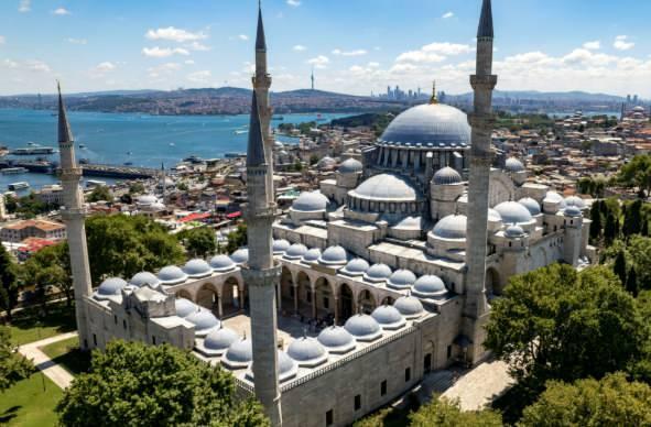 <span><strong>1. REJ�T ZEM�N SIKI�TIRMA</strong></span><br><strong>Mimar Sinan, S�leymaniye Camii'nin in�as�na ba�lamadan �nce zemin m�hendisli�inde ����r a�acak bir y�nteme ba�vurdu.</strong>&nbsp;<strong>Yumu�ak topra�� derinlemesine kazarak sa�lam kaya tabakas�na ula�t�. Ard�ndan zemine 30 bine yak�n devasa kaz�k �akt�rarak �zerine tonlarca a��rl�kta bloklar yerle�tirdi. �n�aat ba�lamadan 2 y�l boyunca topra�a binan�n yapaca�� bas�nc�n tam 2 kat� bas�n� uygulad�.</strong>