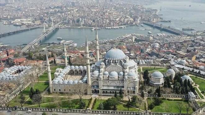 <strong>Bu basamakl� tasar�m, deprem dalgalar� alttan vurdu�unda binan�n adeta bir hac�yatmaz gibi hareket etmesini sa�l�yor. Sars�nt� enerjisi tabanda da��t�ld��� i�in yap� y�k�lmak yerine esneyerek orijinal statik konumuna geri d�n�yor.</strong>