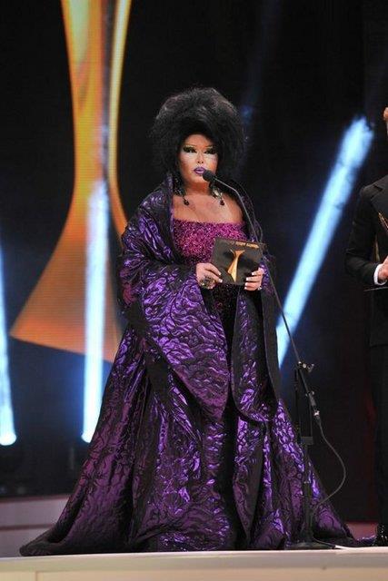 Bir insan kendisi gmlmek istiyorsa bence hibir mahzuru yok.