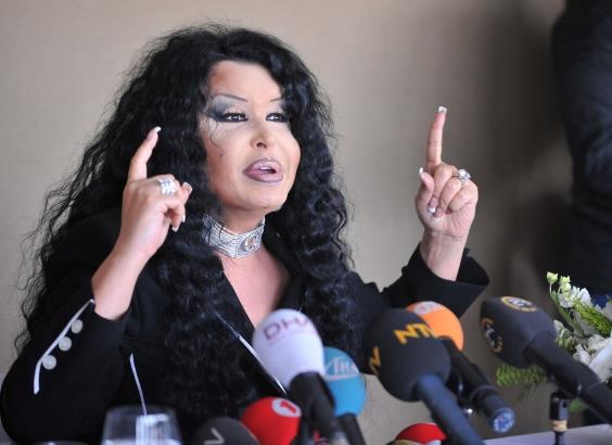 Blent Ersoy, nceki akam SHOW TV'deki Blent Ersoy Show programnda Ajda Pekkan'n, "Beni hayvan mezarlna gmn" aklamasyla ilgili konutu.