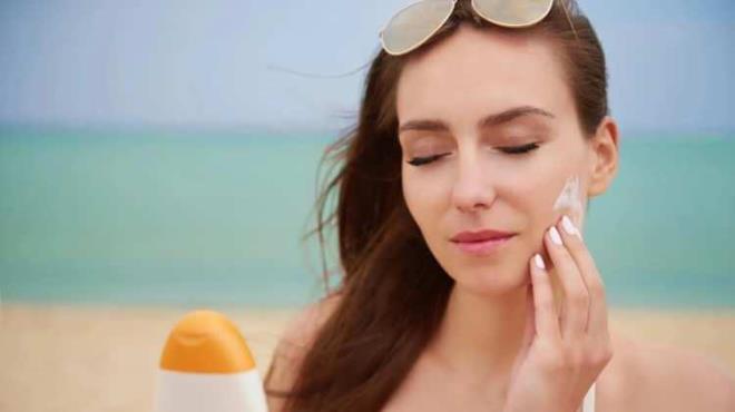 T�rk Dermatoloji Derne�i Y�netim Kurulu �yesi Dr. Ba�ak Yal��n g�ne� kremleri, spreyler gibi koruyucu �r�nlerin do�ru kullan�m� ve g�ne�in cilt �zerindeki etkilerini anlatt�.