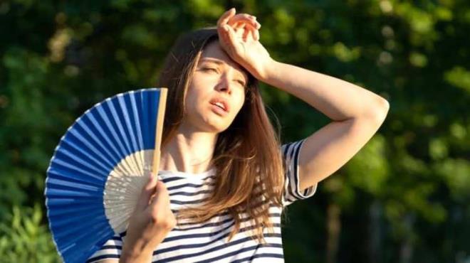 G�ne� hasar�n�n yaln�zca kanserle s�n�rl� olmad���n� belirten Yal��n, "G�ne�e ba�l� erken ya�lanma ve �e�itli cilt lekeleri de �nemli sorunlar aras�nda yer al�yor.