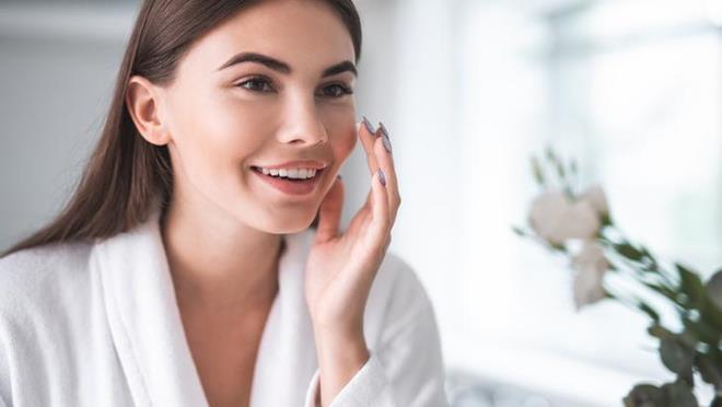 Bu do�al kar���m�n en dikkat �eken etkilerinden biri de ciltte olu�turdu�u hafif gerginlik ve toparlanma hissi. �zellikle �zel g�nler �ncesinde uyguland���nda, makyaj�n daha p�r�zs�z durmas�na yard�mc� olabilece�i ifade ediliyor.