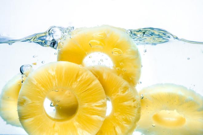 <p>Ananas yakla��k y�zde 87 su i�eri�iyle hidrasyona katk� sa�layan tropikal meyvelerden biri. K�p k�p do�ranarak salatalara, d�r�mlere ya da hafif ara ���nlere eklenebiliyor.</p> <p><strong>Ananas�n �ne ��kan i�erikleri:</strong></p> <ul><li>Su oran�: Y�zde 87</li> <li>Kalori: Bir dilim yakla��k 40 kalori</li> <li>�ne ��kan besinler: C vitamini, B6 vitamini, bak�r ve magnezyum</li> <li>Ek destek: Potasyum ve demir</li></ul>