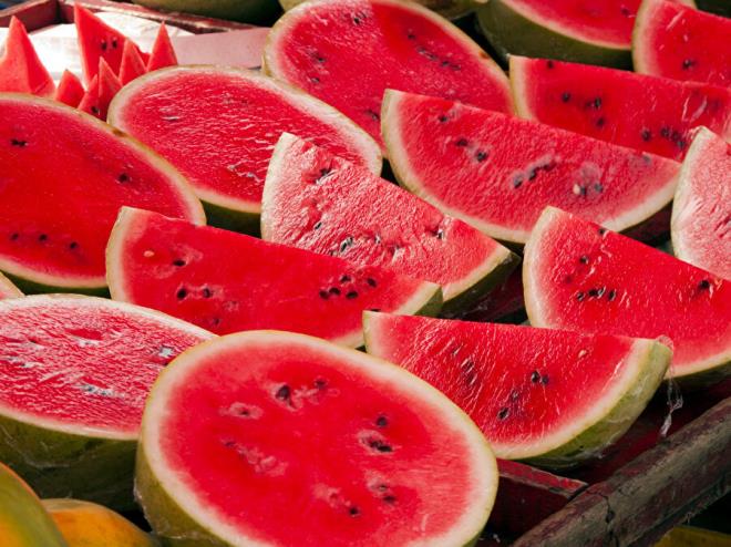 <p>Karpuz, yakla��k y�zde 92 su oran�yla en bilinen su deposu meyvelerden biri. �zellikle s�cak havalarda ferahlat�c� etkisiyle �ne ��k�yor ve tek ba��na ara ���n olarak s�k tercih ediliyor.</p> <p><strong>Karpuzun �ne ��kan i�erikleri:</strong></p> <ul><li>Su oran�: Y�zde 92</li> <li>Kalori: Bir dilim yakla��k 85 kalori</li> <li>�ne ��kan besinler: Lif, A vitamini, potasyum ve likopen</li> <li>Ek destek: Sa�l�kl� kan ak���n� destekledi�i belirtilen sitr�lin</li></ul>