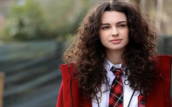 Ba�ar�l� oyunculu�u ve yer ald��� pop�ler projelerle ad�ndan s�k�a s�z ettiren Su Burcu Yazg� Co�kun, bu defa kariyeriyle de�il, kalbini kapt�rd��� yeni isimle magazin d�nyas�n�n odak noktas� haline geldi. G�zel oyuncunun bir s�redir Arnavutluk m�zik piyasas�n�n tan�nan isimlerinden biriyle g�zlerden uzak bir birliktelik ya�ad��� �ne s�r�l�rken, �i�e�i burnunda sevgililerin aras�ndaki ya� fark� ise sosyal medyada ve magazin kulislerinde b�y�k bir merak ve tart��ma konusu oldu.