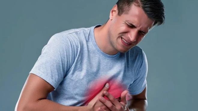 Neden b�yle oldu�u tam olarak ��z�lm�� de�il. �yimser insanlar daha d�zenli uyuyor, daha �ok hareket ediyor, doktor tavsiyesine daha s�k uyuyor olabilir. Stresin bedendeki y�k�n� azaltmas� da ihtimaller aras�nda. Sebep ne olursa olsun, rakam�n b�y�kl��� konuyu sadece moral meselesi olmaktan ��kar�yor. �yimser do�mad�ysan�z sonradan olabilir misiniz? Varma'n�n as�l iddial� yan� burada. Ona g�re iyimserlik do�u�tan gelen sabit bir karakter de�il, �al���l�nca geli�en bir beceri. Karamsar tarafa kaymaya yatk�n biri bile, o d�rt al��kanl��� k���k dozlarda g�ndelik rutinine ekledik�e bak�� a��s�n�n yava� yava� k�m�ldad���n� fark edebiliyor. Bir gecede olmuyor; ama olmuyor da de�il.