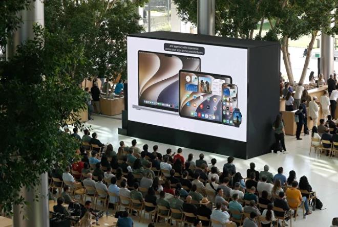 <h2>Performans taraf�nda h�z art���</h2><p><br></p><p>Apple, macOS 27 Golden Gate?te performans ve kararl�l�k geli�tirmelerine de odaklan�yor. Yeni s�r�mde uygulama a��l�� s�relerinin hem Apple uygulamalar� hem de ���nc� parti uygulamalarda y�zde 30?a kadar h�zland��� belirtiliyor.</p><p><br></p><p>Foto�raflar uygulamas�nda yeni g�rsellerin Foto�raf K�t�phanesi?nde y�zde 70?e kadar daha h�zl� g�r�nt�lendi�i aktar�l�yor. AirDrop �zerinden foto�raf aktar�m�n�n ise y�zde 80?e kadar daha h�zl� ger�ekle�ece�i ifade ediliyor.</p><p><br></p><p>iPad Dosyalar�ndan harici s�r�c�ye ��e tarama ve aktarma i�lemlerinin de 5 kat h�zland��� belirtiliyor. Bu i�lemlerin Mac?teki Finder deneyimine yak�n bir performans sunmas� hedefleniyor.</p>