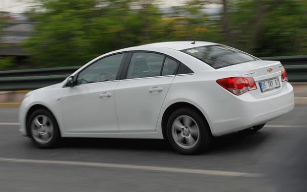 <p><b>Captiva 8 bin 560 lira daha ucuz</b></p>    Chevrolet Cruze'un hem Sedan hem de Hatchback versiyonlar, ekim sonuna kadar 8 bin lira indirimle satlyor.