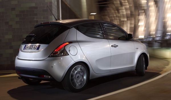 <p><b>Lkse ulamak 30 bin 500 lira</b></p>    Lks pazarn talyan temsilcilerinden Lancia, ekim boyunca Ypsilon'i 30 bin 500 liradan sata sunuyor. Bu ara iin 20 bin liraya 20 ay vadeli faizsiz kredi seenei sunuluyor.