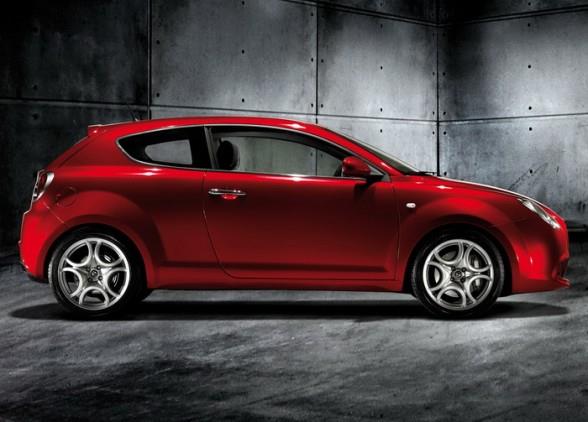 <p><b>2 bin liralk takas indirimi</b></p>    Alfa Romeo, kk snftaki MiTo iin 2 bin liralk takas indirimi salyor. Alfa Romeo Finans ile yrtlen kampanyada, Giulietta iin 30 bin liralk 24 ay vadeli kredide yzde 0,71 faiz frsat sunuluyor.