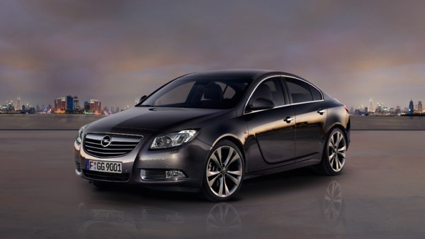 <p><b>Yeni Insignia 69 bin lira</b></p>    Alman otomobil reticisi Opel, ekim boyunca Yeni Insignia'y 68 bin 950 liradan balayan fiyatlarla satyor. Aracn yeni 1.6 litrelik otomatik versiyonunun Edition donanmyla fiyatysa 73 bin liradan balyor. Yeni SIDI motor, 170 beygir g retiyor.