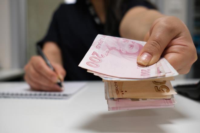 <p><strong>EMEKL�LER �ARTLARI D�KKATLE �NCELEMEL�</strong></p> <p>Bankalar�n a��klad��� y�ksek promosyon rakamlar�n�n �nemli b�l�m� ek kampanyalara ba�l� olarak veriliyor.</p> <p>Uzmanlar, maa� ta��ma karar� vermeden �nce otomatik �deme talimat� �artlar�, kredi kart� kullan�m zorunluluklar�, harcama limitleri ve taahh�t s�relerinin dikkatle incelenmesi gerekti�ini belirtiyor.</p> <p>Haziran ay�nda g�ncellenen kampanyalarla birlikte emekliler i�in promosyon yar��� yeniden h�z kazan�rken, bir�ok banka m��teri �ekebilmek i�in ek avantajlar�n� art�rmaya devam ediyor.</p>