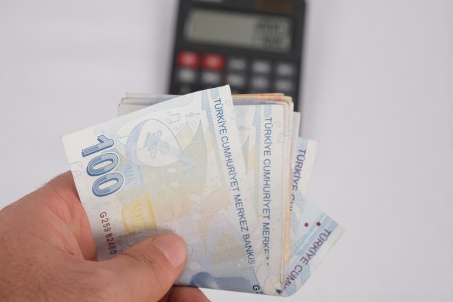<p><strong>Z�RAAT BANKASI'NDAN 90 B�N L�RAYA VARAN AVANTAJ PAKET�</strong><br> <br> Ziraat Bankas�, emeklilere 12 bin liraya kadar promosyon �demesi sunuyor.</p> <ul><li>Bankan�n a��klad��� ek imkanlar aras�nda:</li> <li>12 ay vadeli 40 bin TL faizsiz kredi,</li> <li>25 bin TL faizsiz ve �� ay taksitli nakit avans,</li> <li>Her ay 6 bin TL'ye kadar Bankkart Lira kazan�m� yer al�yor.</li></ul> <p>Banka, t�m avantajlar�n toplam de�erinin 90 bin liraya kadar ula�abildi�ini belirtiyor.</p>