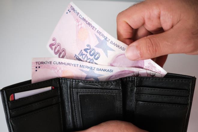 <p><strong>YAPI KRED�'DEN 30 B�N L�RAYA VARAN �DEME</strong></p> <p>Yap� Kredi, emekli m��terilerine maa� tutar�na g�re 15 bin liraya kadar promosyon sa�l�yor.</p> <p>Banka ayr�ca:</p> <ul><li>Fatura �deme talimat�,</li> <li>Kredi kart� harcamalar�,</li> <li>Dijital aktiflik,</li> <li>Mobil uygulama �zerinden m��teri olma �artlar�na ba�l� olarak ek �demeler yap�yor.</li></ul> <p>T�m avantajlar�n kullan�lmas� halinde toplam promosyon tutar� 30 bin liraya kadar ��k�yor.</p>