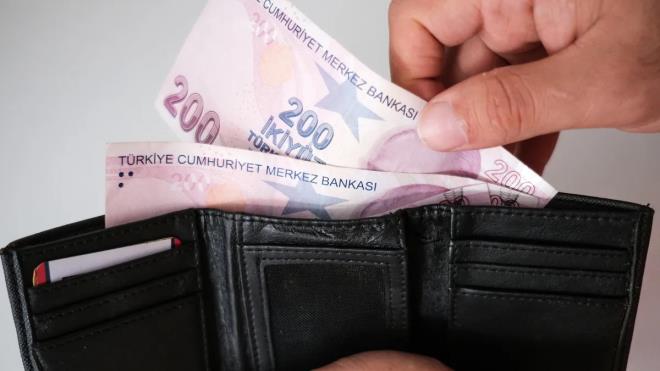 Bankalar, emekli, dul ve yetim ayl��� alan milyonlarca vatanda� i�in haz�rlad�klar� promosyon kampanyalar�n� haziran ay�nda g�ncelledi. Emekli maa��n� ba�ka bankaya ta��yan ya da mevcut taahh�d�n� yenileyen vatanda�lara sunulan nakit �demeler, ek kampanyalarla birlikte 40 bin liraya kadar ula�t�.