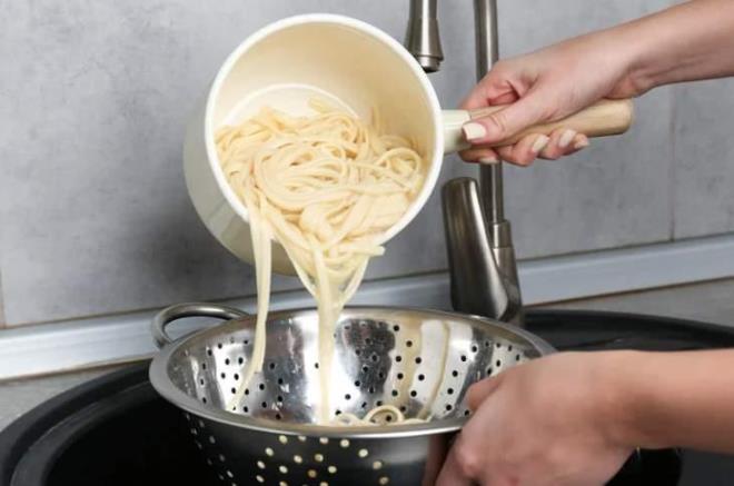 <p>9- MAKARNA</p>    <p>�eflere g�re makarnay� ha�land�ktan sonra suya tutmak hem lezzetinin kaybolmas�na hem de �zerinde bulunan de�erli ni�astan�n yok olmas�na neden olur.&nbsp;</p>