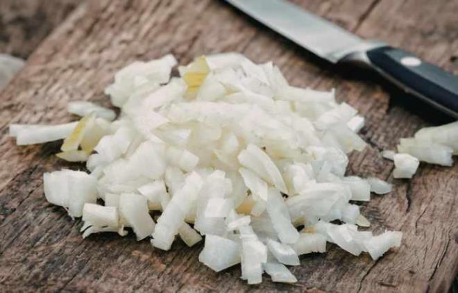 <p>15- SOYULMU� VE DO�RANMI� SARIMSAK VE SO�AN</p>    <p>So�an ve sar�msak, kesildikleri anda havayla temas ederek allisin ad� verilen g��l� antioksidan bile�ikler ve aromatik ya�lar olu�turmaya ba�lar. Bu nedenle kesildikten sonra y�kanmalar� �nerilmez; ��nk� suyla temas, hem aroma kayb�na hem de faydal� bile�iklerin azalmas�na yol a�abilir.</p>